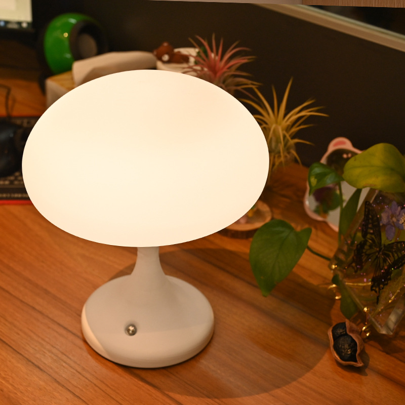 Decor Lighting Lamps - INS風充電式クラゲテーブルランプ寝室ベッドサイド環境光学習装飾クリエイティブシンプルナイトライト