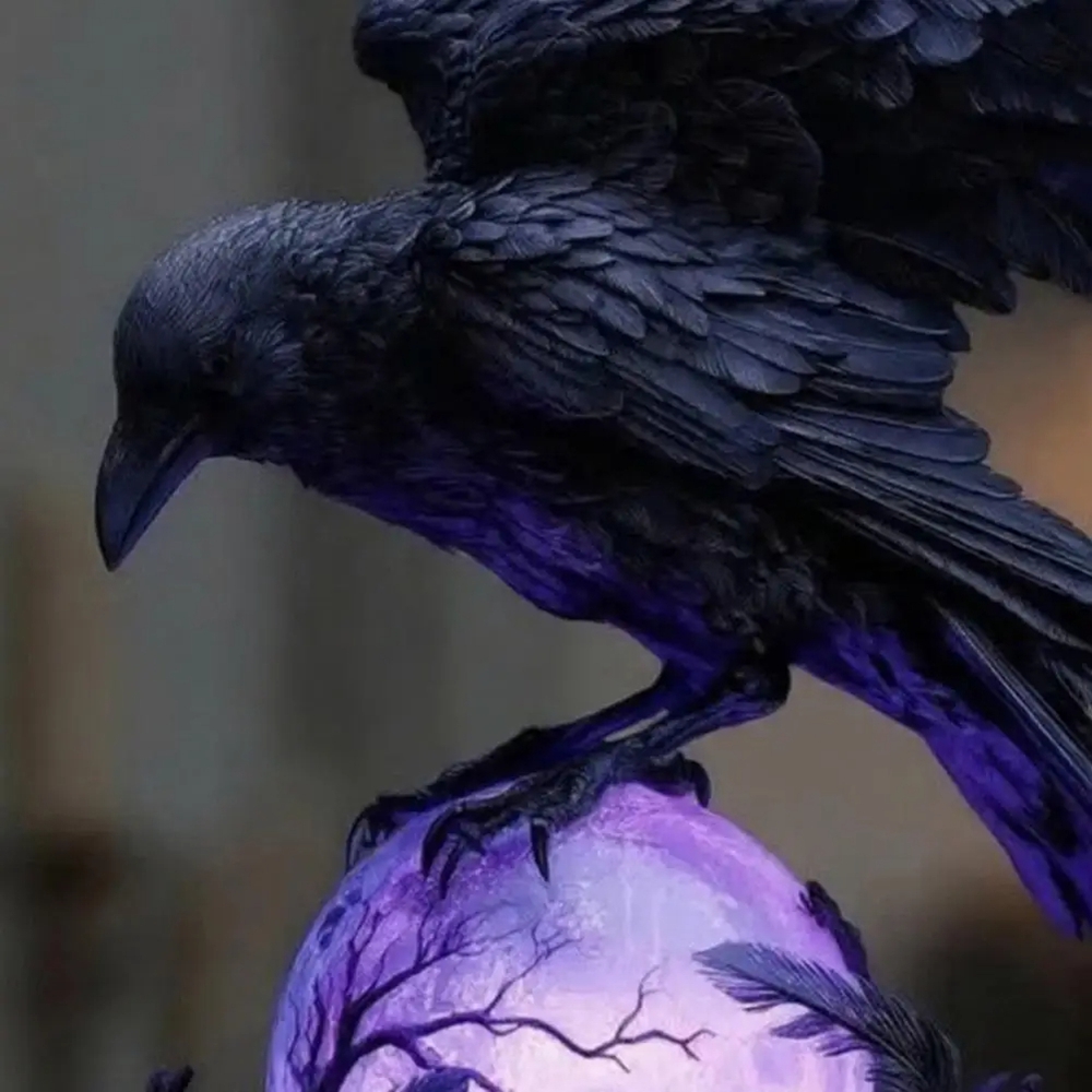 Unique Lighting Decor - ゴシックレイヴンLEDランプ、紫色の輝き球に手作りされた彫刻、ミステリアスなデスクナイトライトの装飾