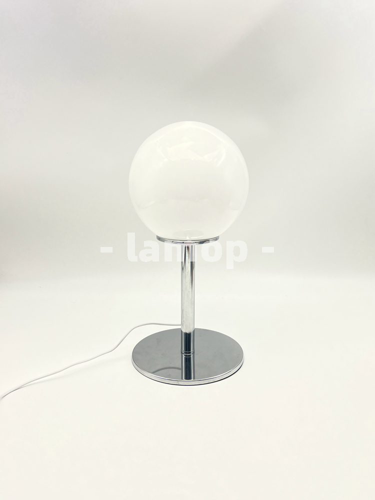 乳白色のソリッドグローブクローム薄型ポールテーブルランプ、ク - Decor Lighting Lamps のレビューと価格