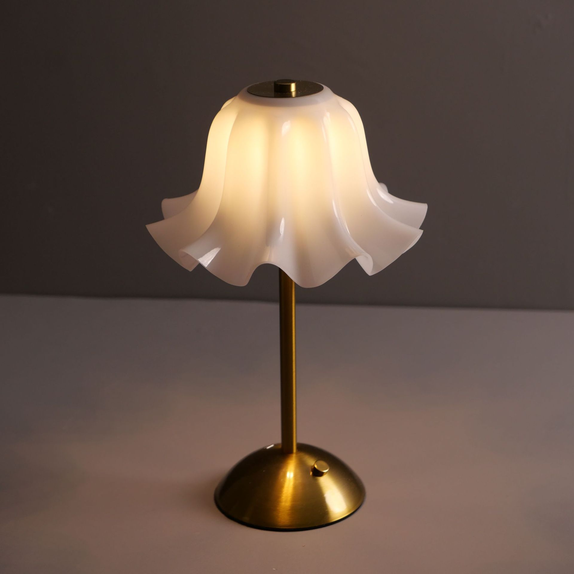モダンなLEDテーブルランプ、USB充電付き調光可能なベッド - Bedroom Lighting Decor Ideas のレビューと価格