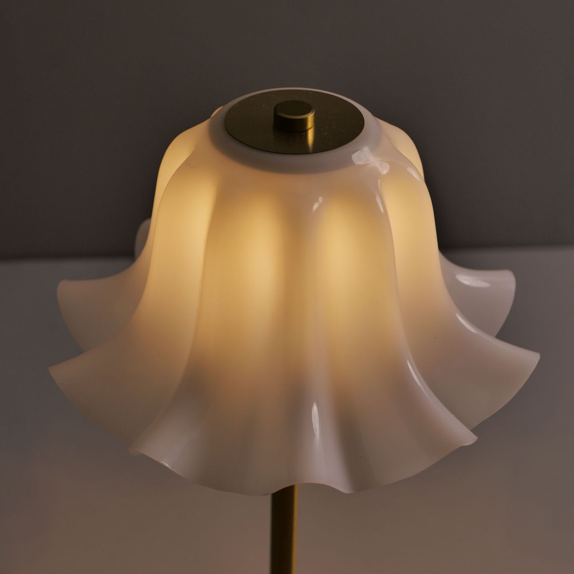 モダンなLEDテーブルランプ、USB充電付き調光可能なベッド - Bedroom Lighting Decor Ideas のレビューと価格